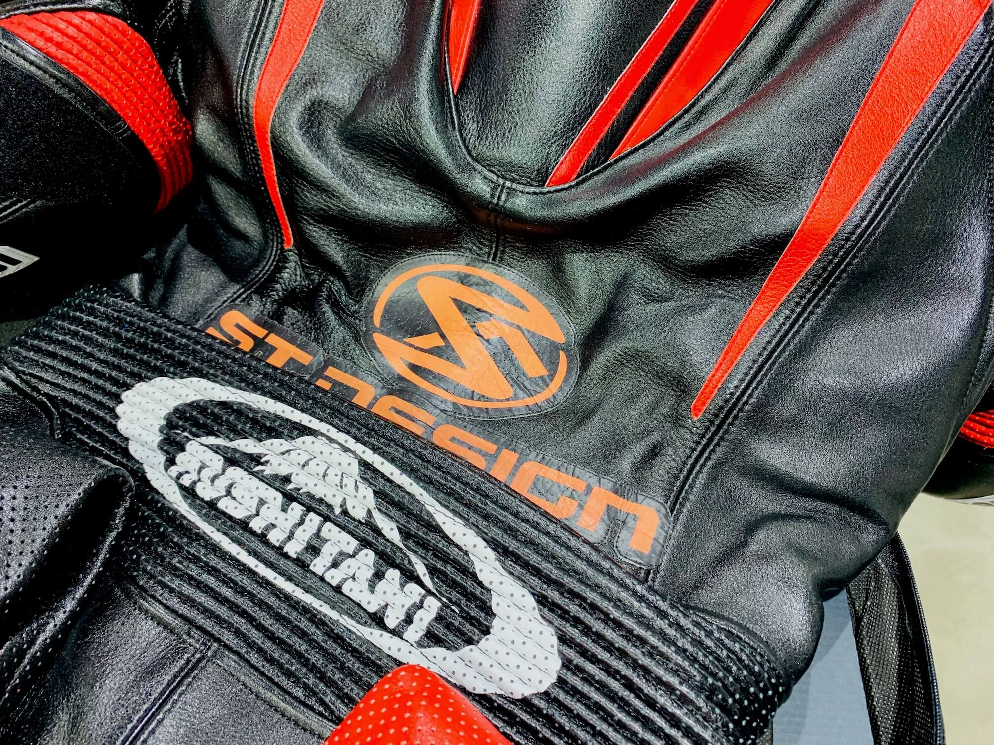 オーダーしていたレーシングスーツが完成しました