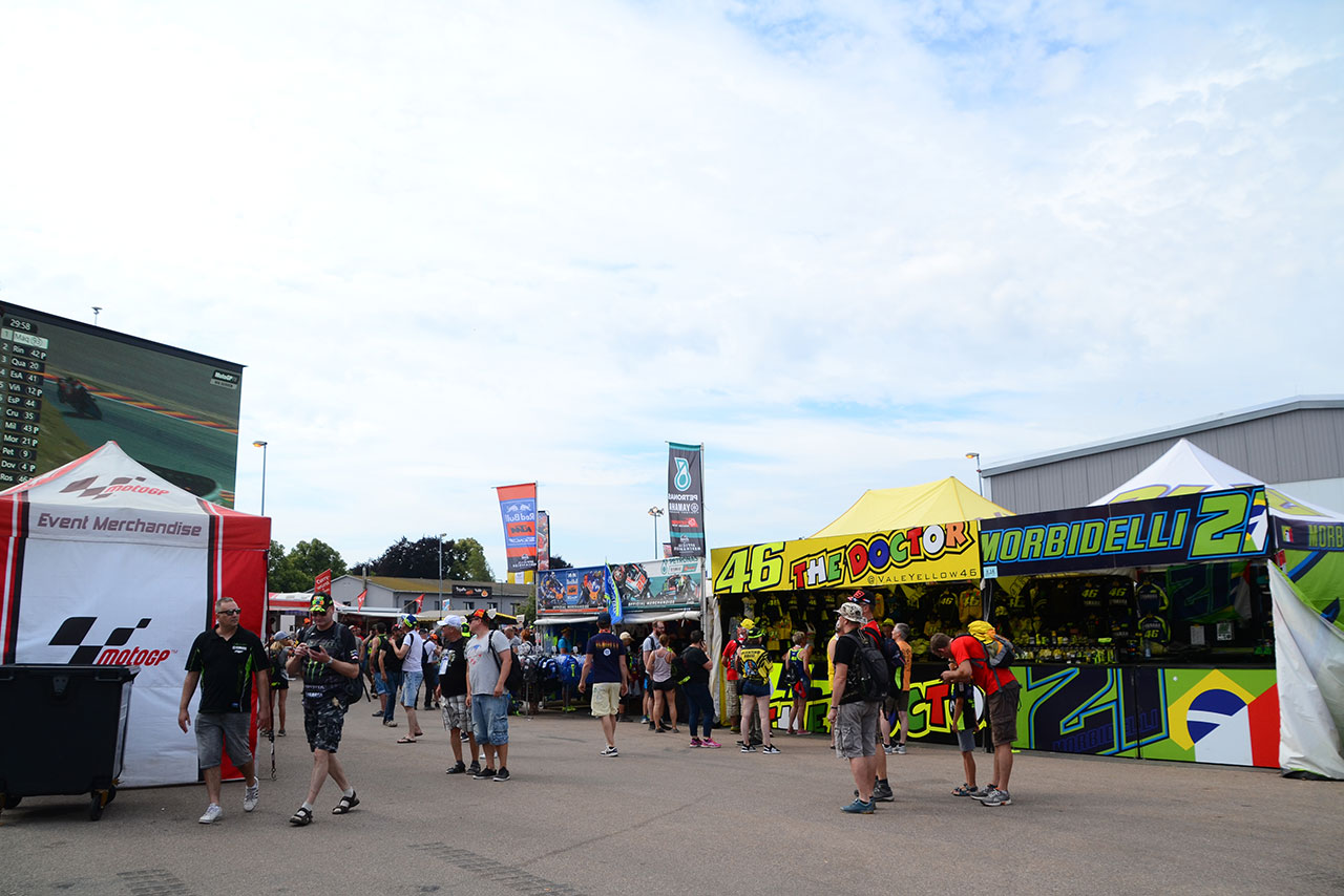 出展ブースや屋台で感じるドイツGPのMotoGP™。観戦に欠かせないのは、やはり“あの飲み物”