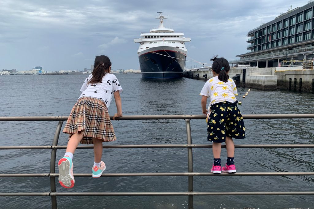妻と子供たちには、しばし海を見ながら遊んでいてもらいました