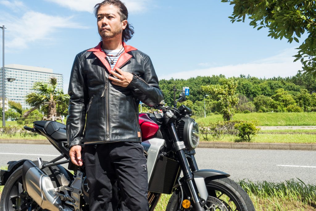 襟の裏部分はホンダのカンパニーカラーのレッド。ここは好き嫌いがわかれそう・・・