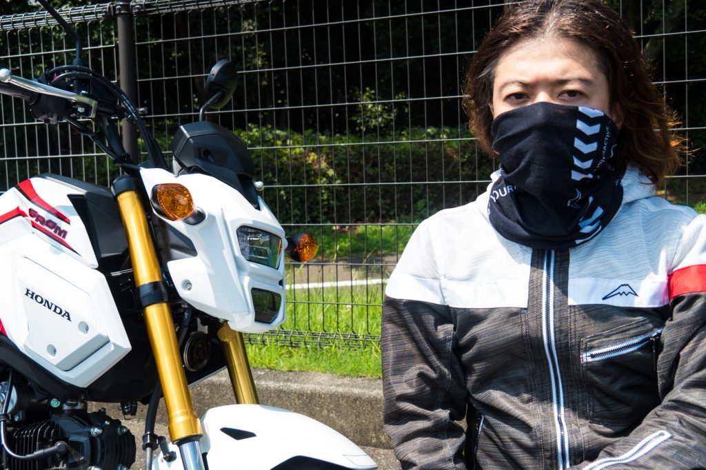 バイクに乗る時は耳にかけなくてもOKでした♪