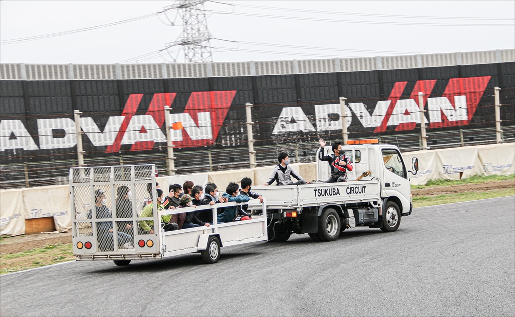 同乗走行トラック