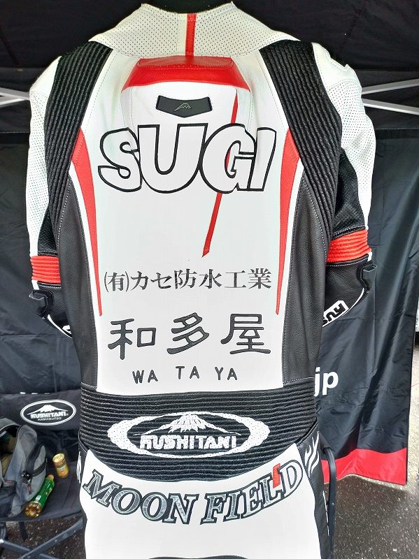 レーシングスーツの背中やお尻にネーム入れやワッペンを入れている画像