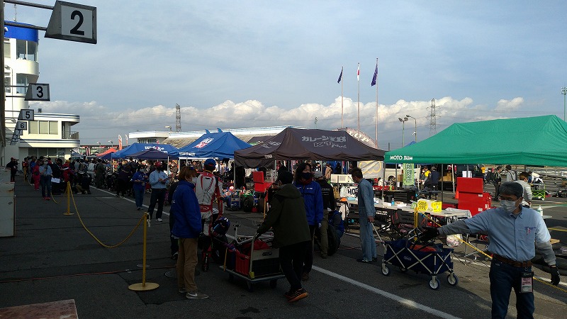 筑波サーキット　レース当日のパドックの様子