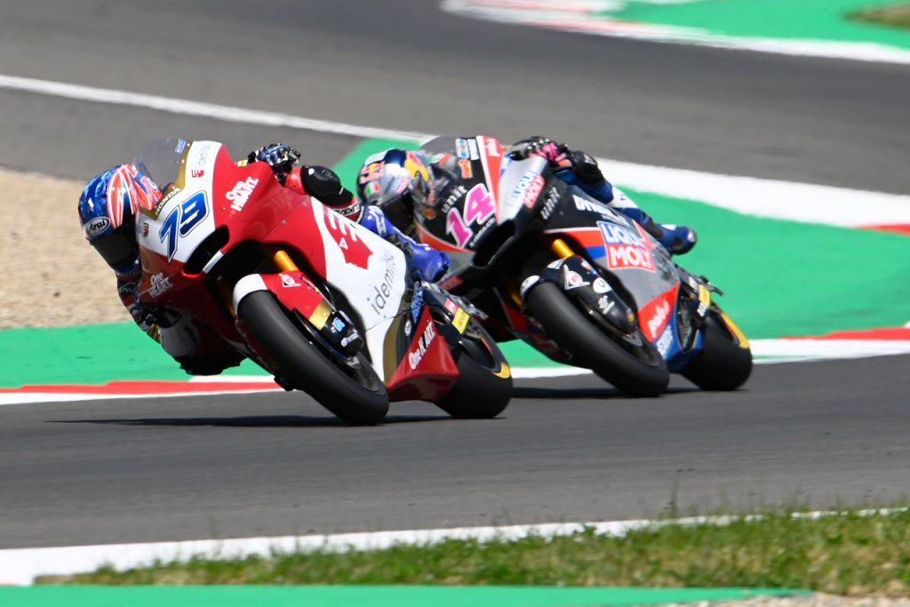 moto2の小椋選手（#79）はアルボリーノ選手（#14）を終盤に交わして6位に浮上した