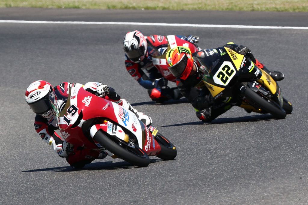イタリアGPのmoto3クラスにて、アンディ選手（#19）はバルトリーニ選手（#22）や松山選手と20番手争いを展開