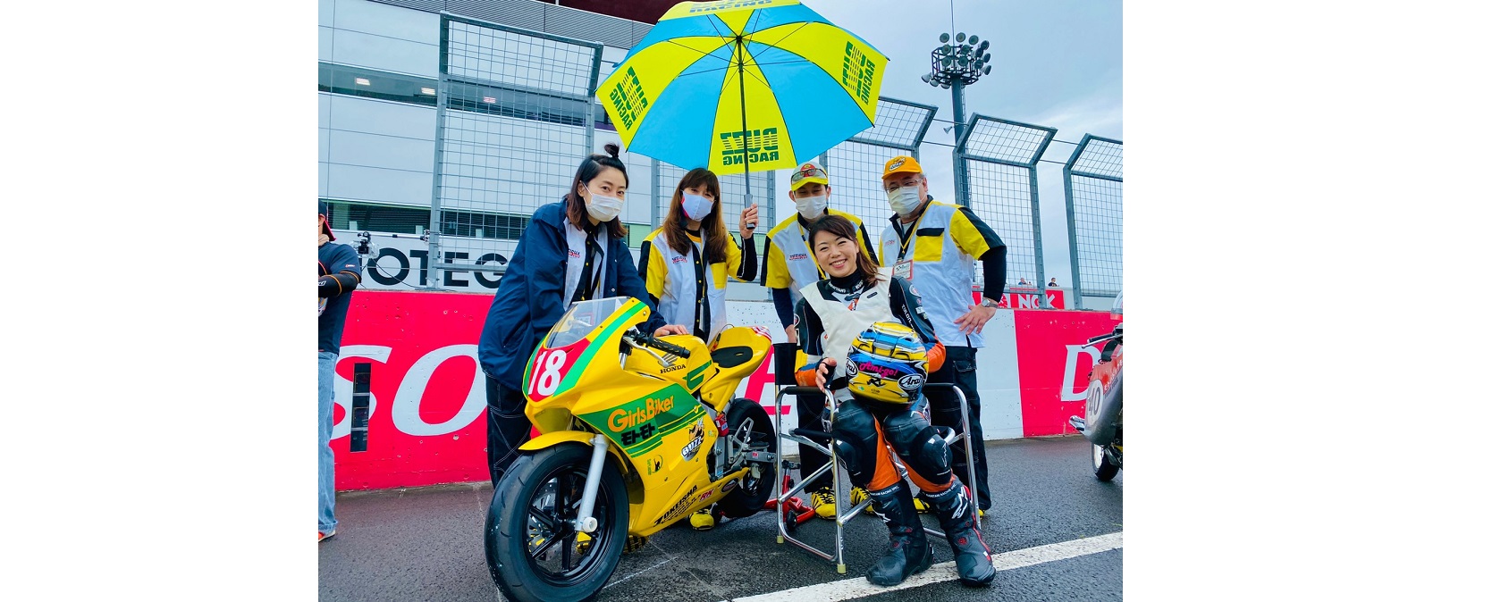 モトモト＆ガールズバイカー WITH バズ、マシンは黄色のNSF100！