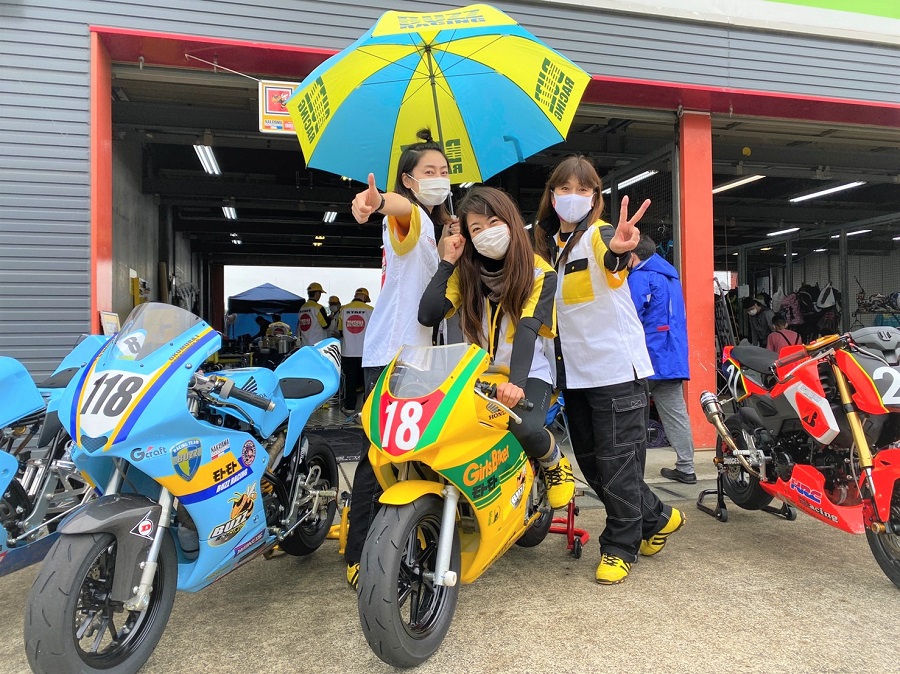 モトモト＆ガールズバイカー WITH バズ、マシンは黄色のNSF100！