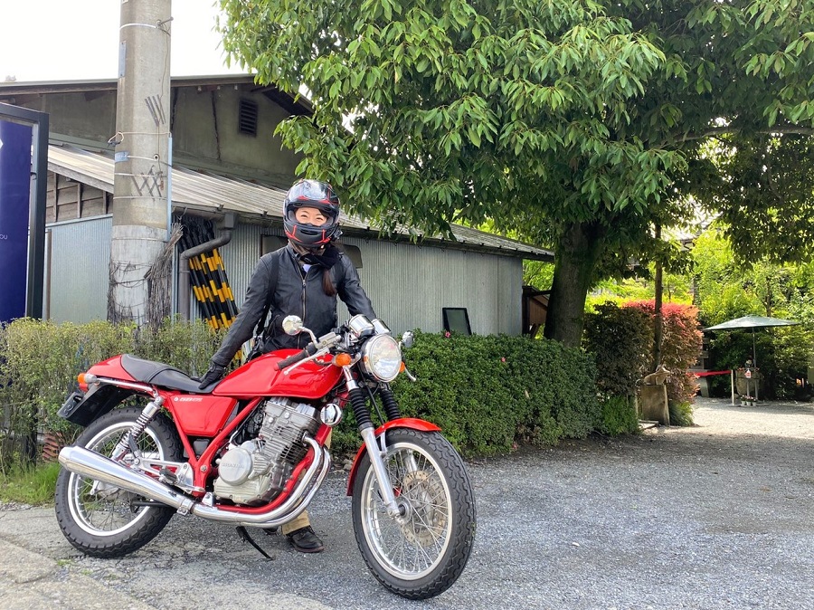 女性オーナーとホンダGP250クラブマン
