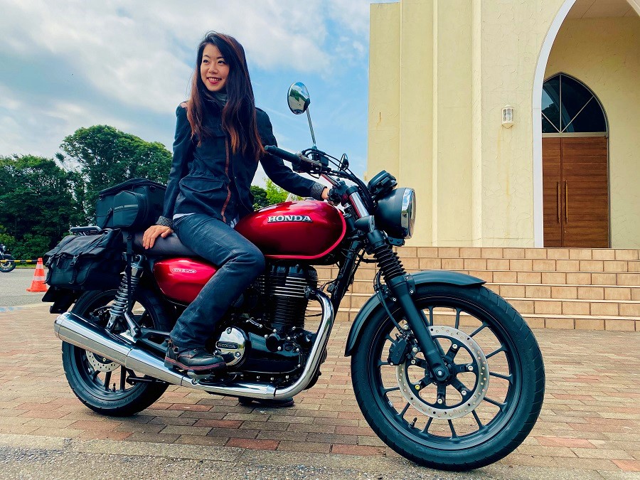 2021年発売のホンダ GB350クラブマンと女性ライダーの1コマ