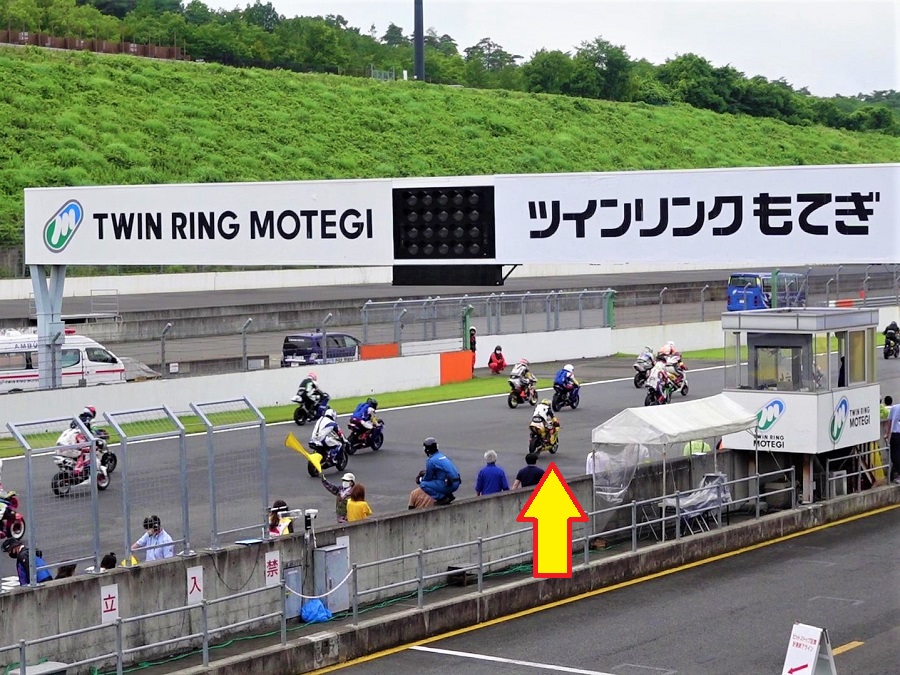ツインリンクもてぎでのミニバイクレース　スタート直後の写真