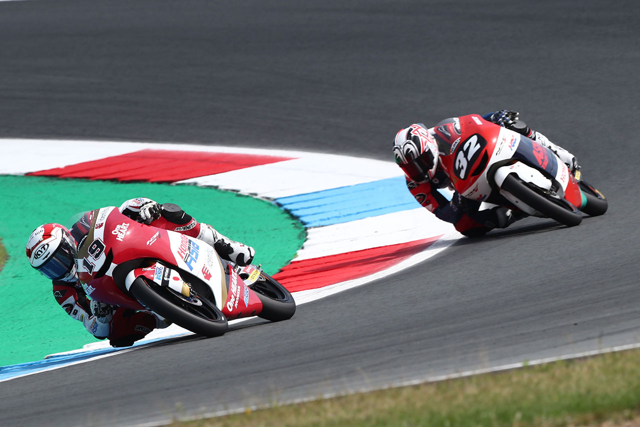 motoGP 2021 アッセンで前を行くライダーたちを懸命に追いかけるアンディ選手