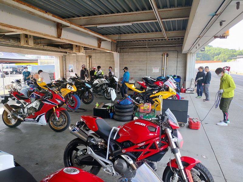 サーキット場でのピットとセルフ車検の様子