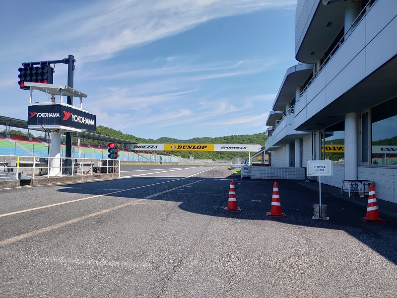 岡山国際サーキットのピットロードとメインストレートの風景