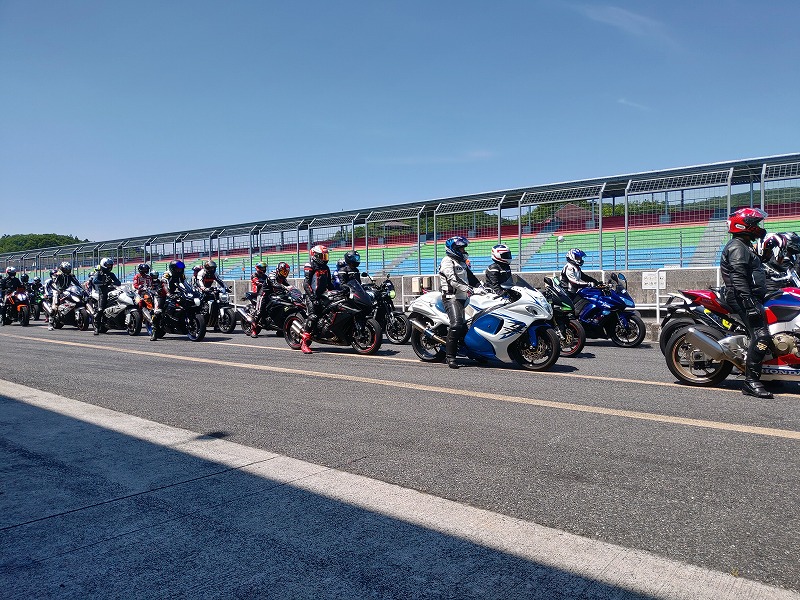 クシタニ走行会　岡山国際サーキット　大型バイクが並ぶ圧巻の景色