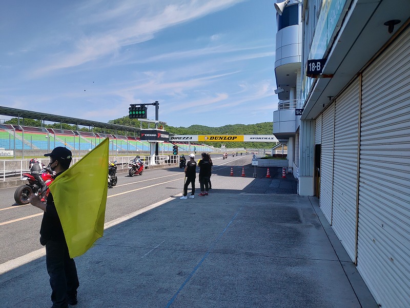 岡山国際サーキット　ピットからバイクがコースインする様子