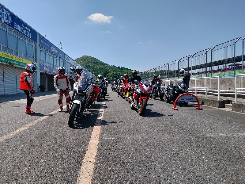 晴天の下、絶好のサーキット走行日和！