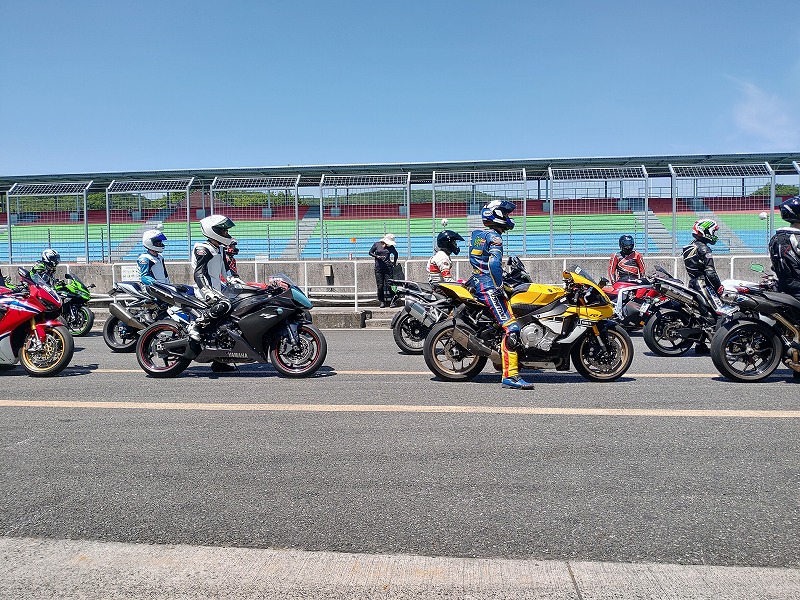 クシタニ走行会　岡山国際サーキット　コースイン前に少し緊張が走るピット前整列