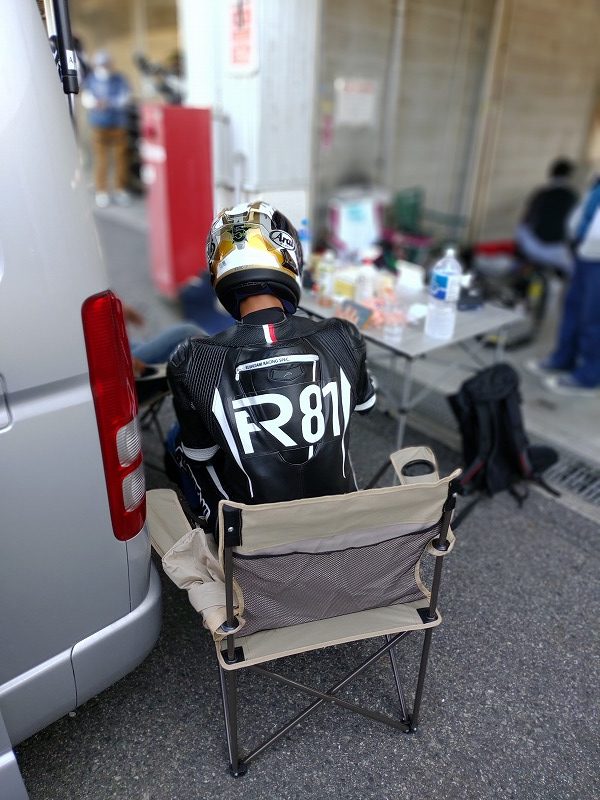 人気モトブロガー REIさんのツナギ姿を後ろから激写！