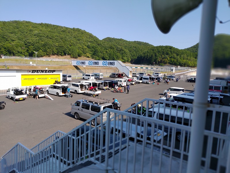 岡山国際サーキット　パドック内に並ぶトランポ