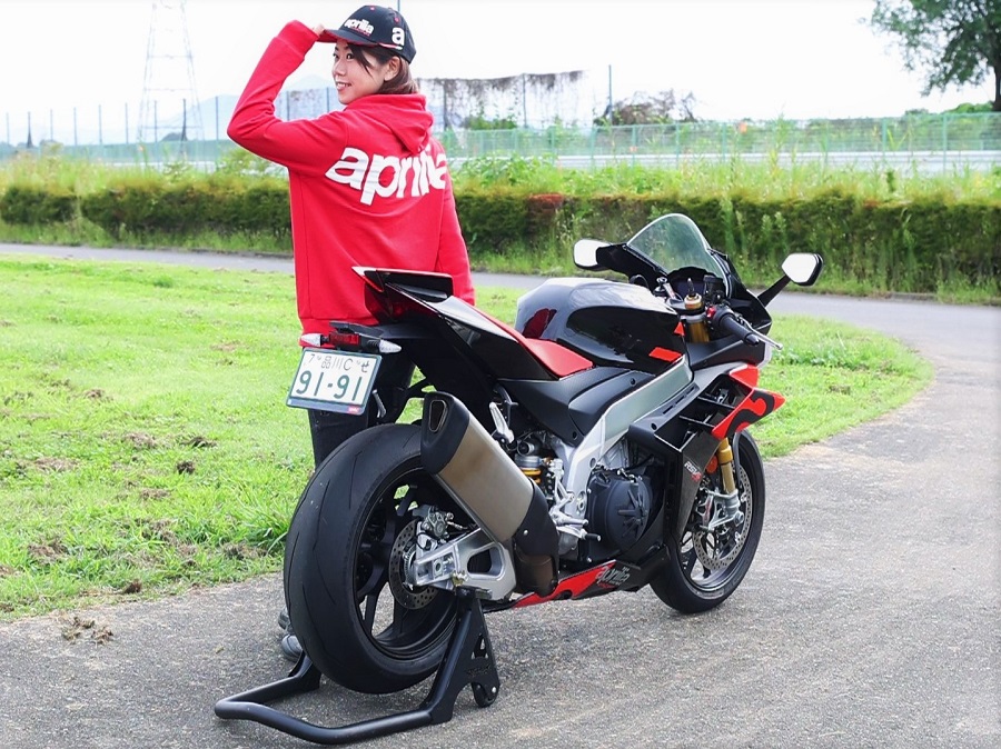 バイクモデル木村亜美さんによる、スーパーバイクrsv4とのアプリリアコーデ♪