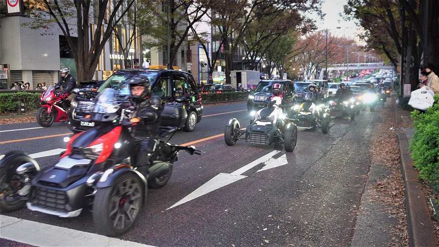 カンナム ライカーのツーリングの様子。まるでバイクパレードのよう！