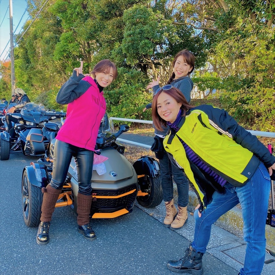 カンナム ライカーと美人ライダーたち。普通免許でも乗れて転ばない、女性ライダーにもおすすめの一台。