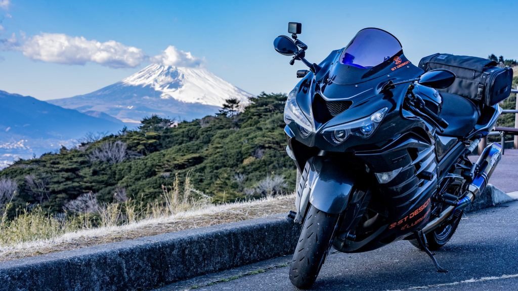 伊豆スカイラインの途中の駐車場で撮るバイク写真
