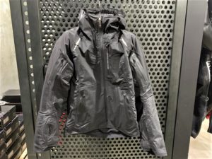 クシタニの新作ジャケット　アメニタジャケットのブラックアウト