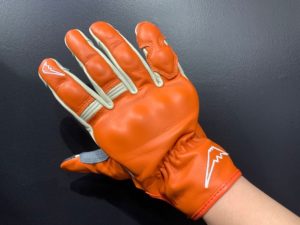 鮮やかなオレンジの革のグローブ