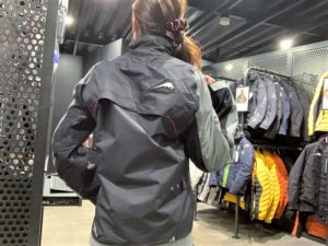女性ライダーがメンズMサイズを着るとこんな感じ