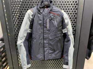 バイクジャケットを一着に絞るなら、防水ジャケットがおすすめ