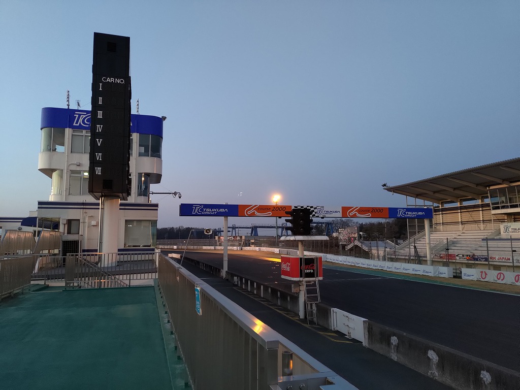 朝5時半、ゲートオープン直後の薄暗い筑波サーキット