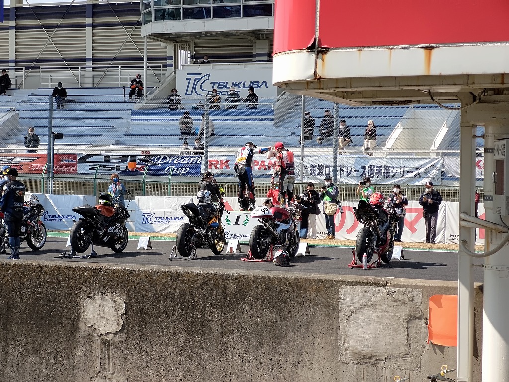 筑波ロードレース選手権 TC-Formulaクラス 決勝後のリザルト発表、表彰台の様子