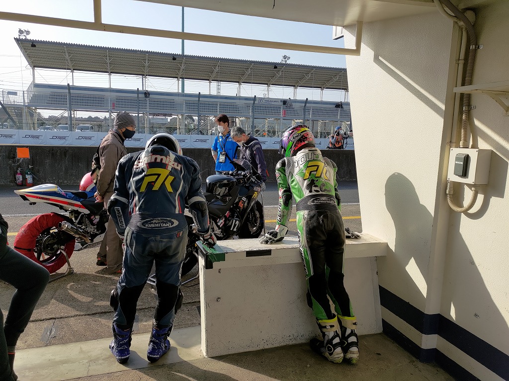 クシタニのカスタムレーシングスーツでロードレースに参加するライダーたち