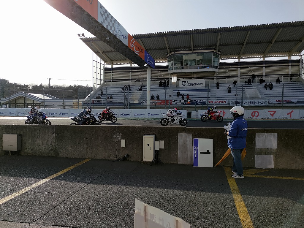 筑波サーキット　スタートシグナル直後の様子