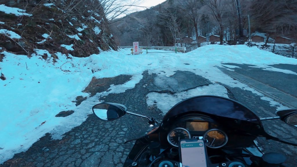 ３月の浦山ダムから有間ダムに抜ける林道は凍結による通行止め