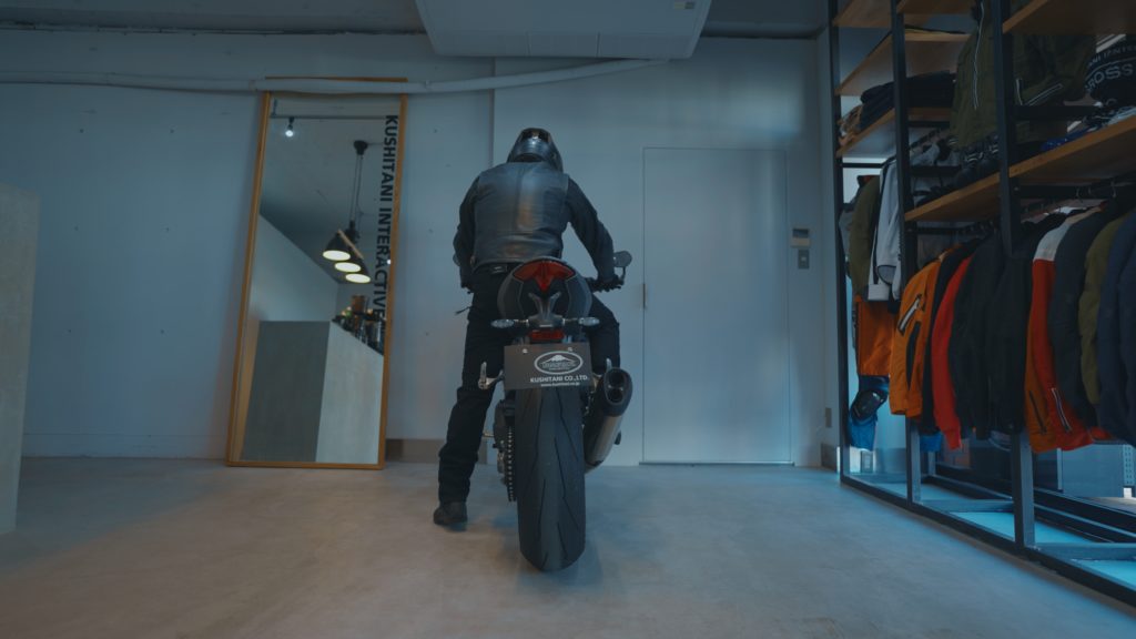 足つきの悪いバイクでの停止は、腰をずらしてバイクを気持ち斜めにするのが正解