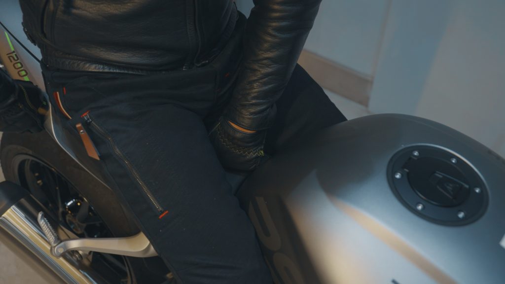 かっこいいライディングフォームのポイントは、シートの後方に座ること！