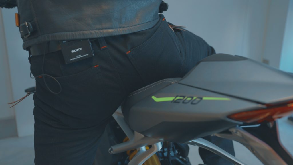 腰のずらし方をマスターすれば、足つきの悪いバイクも怖くなくなる