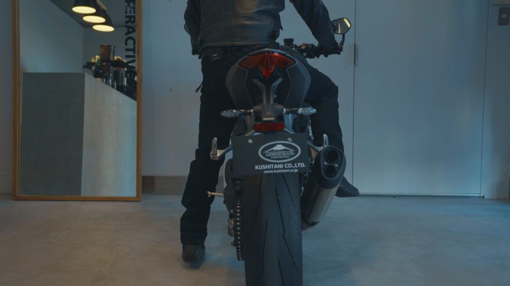 足つきの悪いバイクの信号待ちの方法