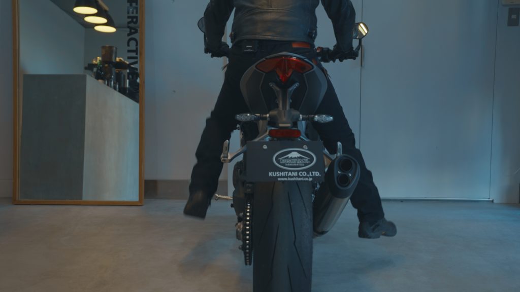 シート高の高いバイクに乗るときは、こんな裏技も