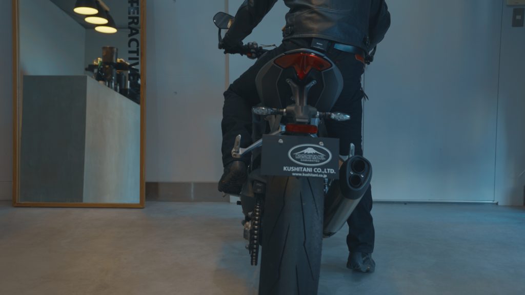 背の高いバイクも、どちらか片方の足が地面に設置させれば安心して停まっていられる