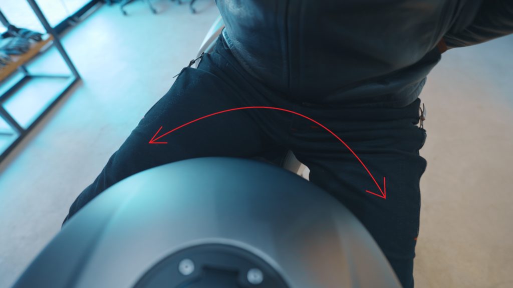 バイクに跨りながら腰をずらす方法とコツ