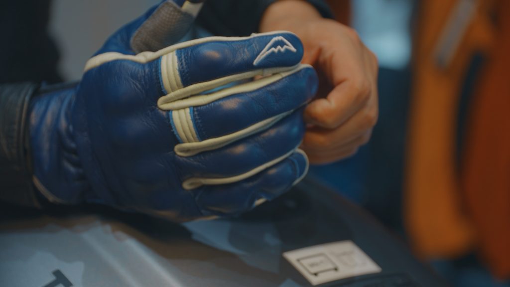 グローブのサイズの選び方。グローブを試着するときに気を付けるポイントを解説。