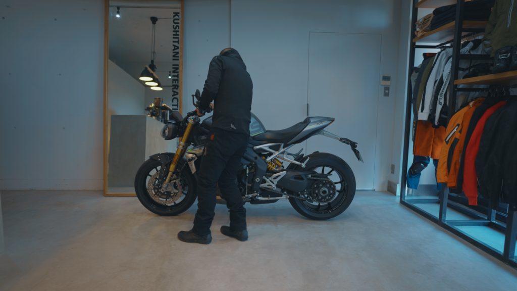 バイクのハンドルを両手で持ってバックするのは、実はおすすめできない方法