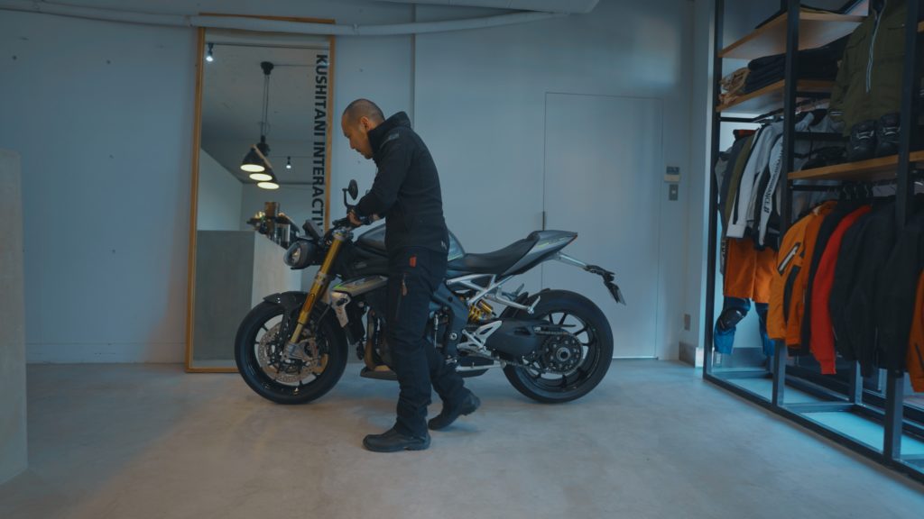 バイクを押すのは重くて辛いと思っている人必見の取り回し術を教えます
