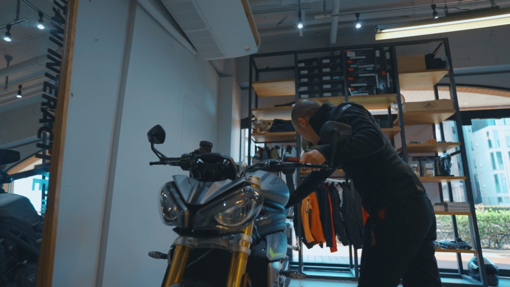バイクを押すときに、ハンドルに力を入れるのはNG
