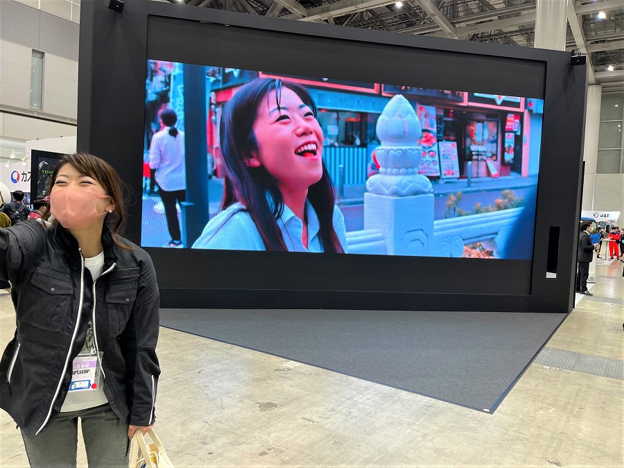 圧巻の存在感を放った東京モーターサイクルショーのクシタニブースの大画面映像