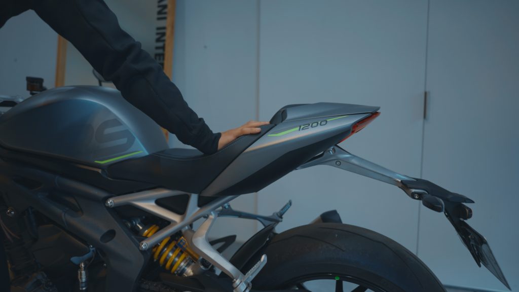 片手をシートに置いてバイクを移動させる方法